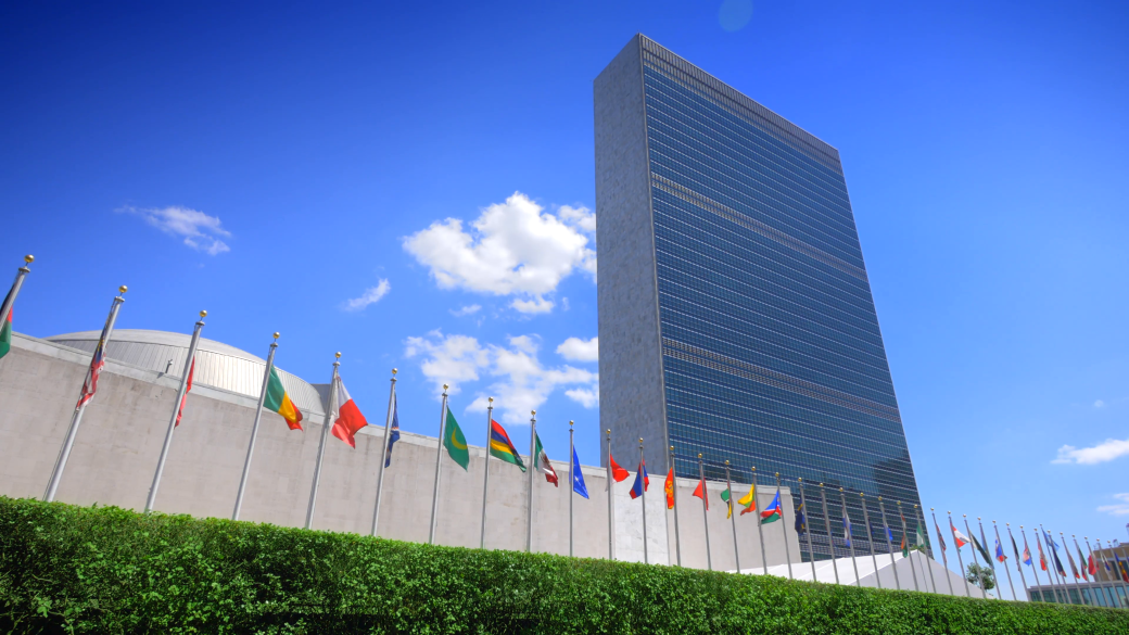 nyc-united-nations-building-headquarters-in-new-york-city-and-flags-of-the-members-countries_vykmtlhn__f0000